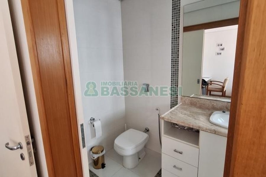 Casa com 428m², 5 dormitórios, 3 vagas, no bairro Petrópolis em Caxias do Sul para Comprar