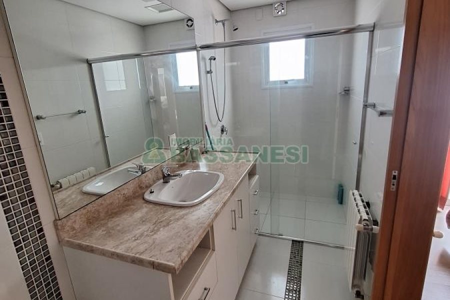 Casa com 428m², 5 dormitórios, 3 vagas, no bairro Petrópolis em Caxias do Sul para Comprar