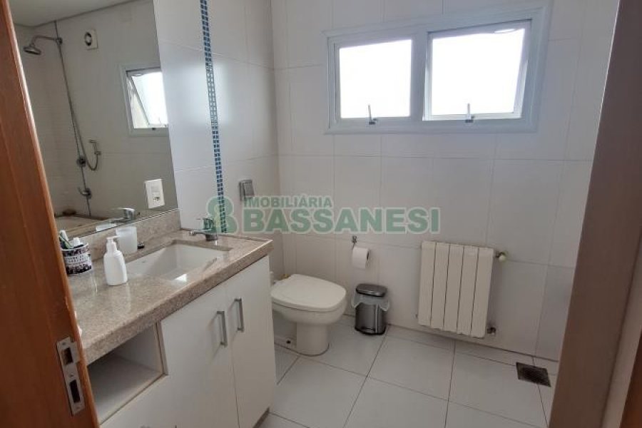 Casa com 428m², 5 dormitórios, 3 vagas, no bairro Petrópolis em Caxias do Sul para Comprar