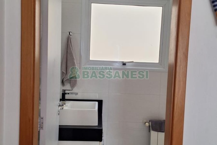 Casa com 428m², 5 dormitórios, 3 vagas, no bairro Petrópolis em Caxias do Sul para Comprar