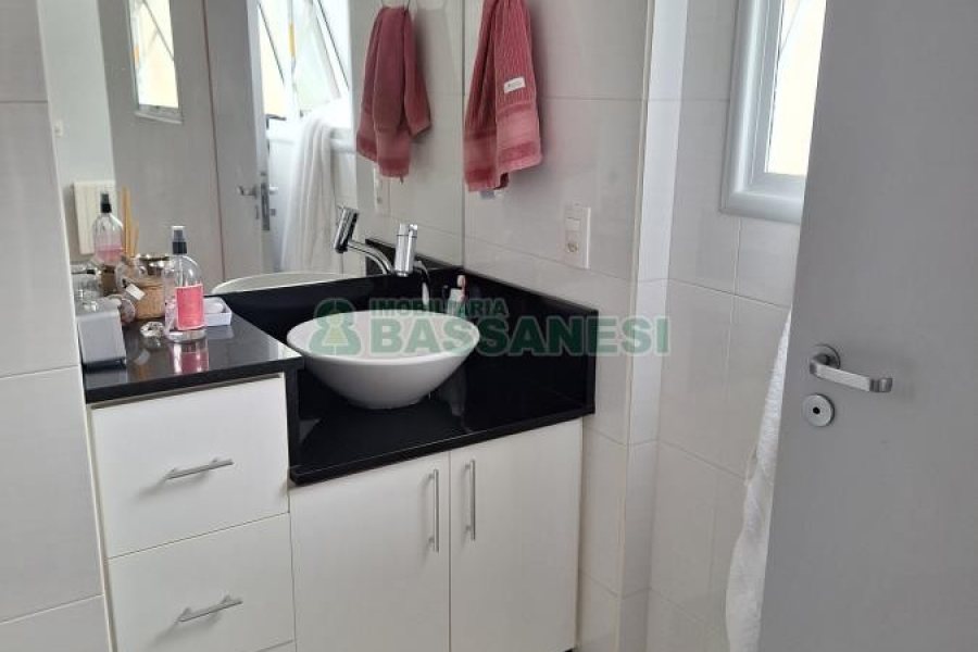 Casa com 428m², 5 dormitórios, 3 vagas, no bairro Petrópolis em Caxias do Sul para Comprar