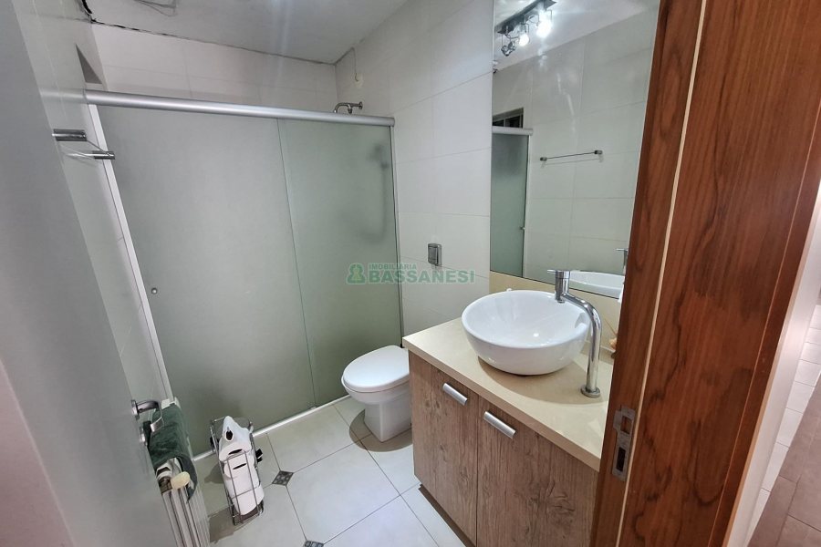 Casa com 428m², 5 dormitórios, 3 vagas, no bairro Petrópolis em Caxias do Sul para Comprar