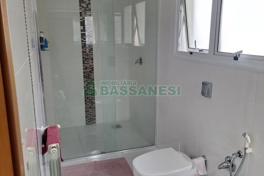 Casa com 428m², 5 dormitórios, 3 vagas, no bairro Petrópolis em Caxias do Sul para Comprar