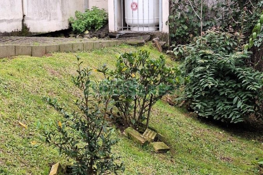 Casa com 428m², 5 dormitórios, 3 vagas, no bairro Petrópolis em Caxias do Sul para Comprar