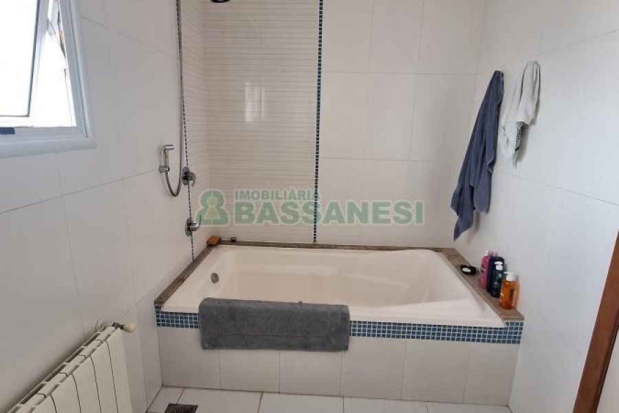 Casa com 428m², 5 dormitórios, 3 vagas, no bairro Petrópolis em Caxias do Sul para Comprar