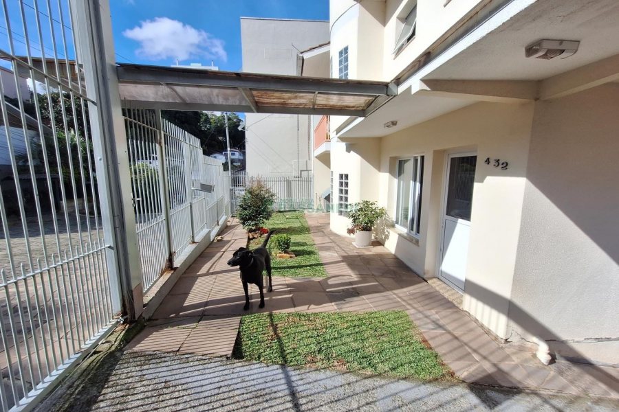 Casa com 428m², 5 dormitórios, 3 vagas, no bairro Petrópolis em Caxias do Sul para Comprar
