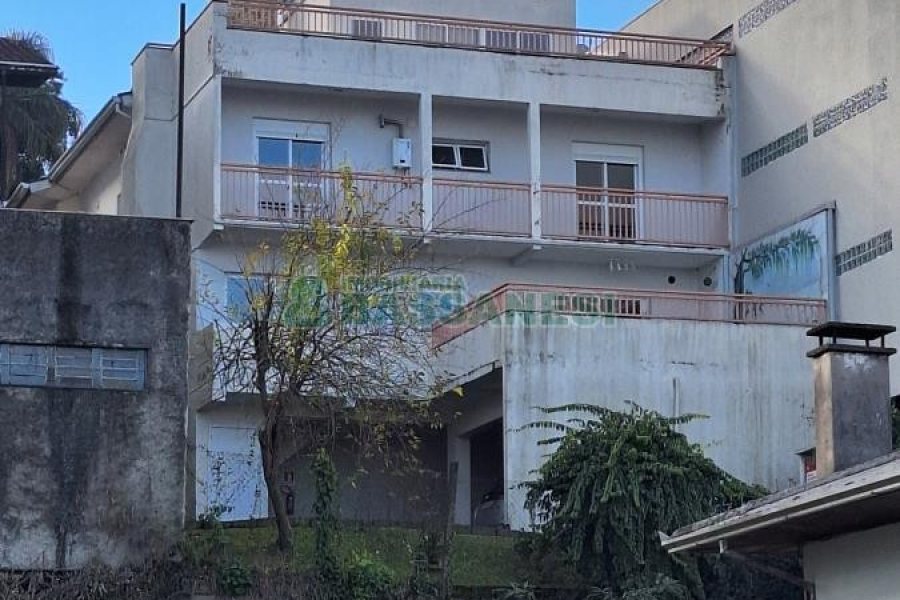 Casa com 428m², 5 dormitórios, 3 vagas, no bairro Petrópolis em Caxias do Sul para Comprar