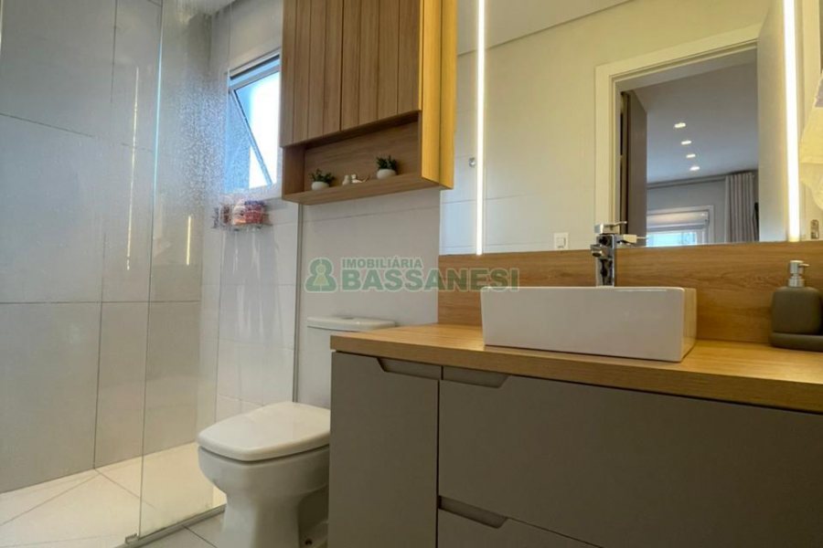 Apartamento com 83m², 2 dormitórios, 2 vagas, no bairro Vinhedos em Caxias do Sul para Comprar
