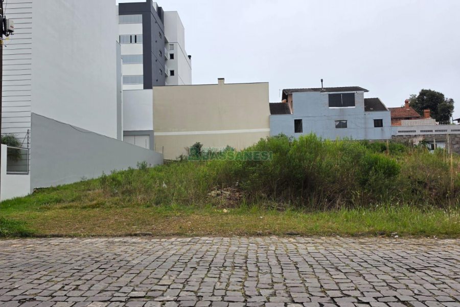 Terreno com 877m², no bairro São Luiz em Caxias do Sul para Comprar