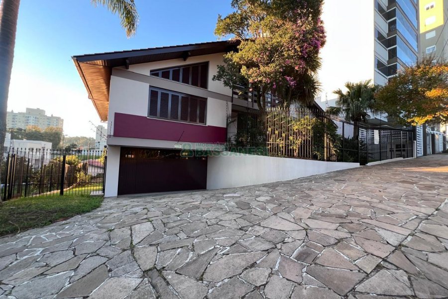 Casa Comercial com 270m², 3 dormitórios, 3 vagas, no bairro Santa Catarina em Caxias do Sul para Alugar