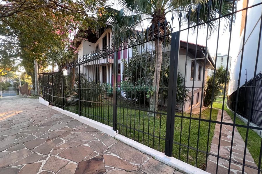 Casa Comercial com 270m², 3 dormitórios, 3 vagas, no bairro Santa Catarina em Caxias do Sul para Alugar