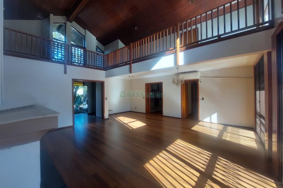 Casa Comercial com 270m², 3 dormitórios, 3 vagas, no bairro Santa Catarina em Caxias do Sul para Alugar