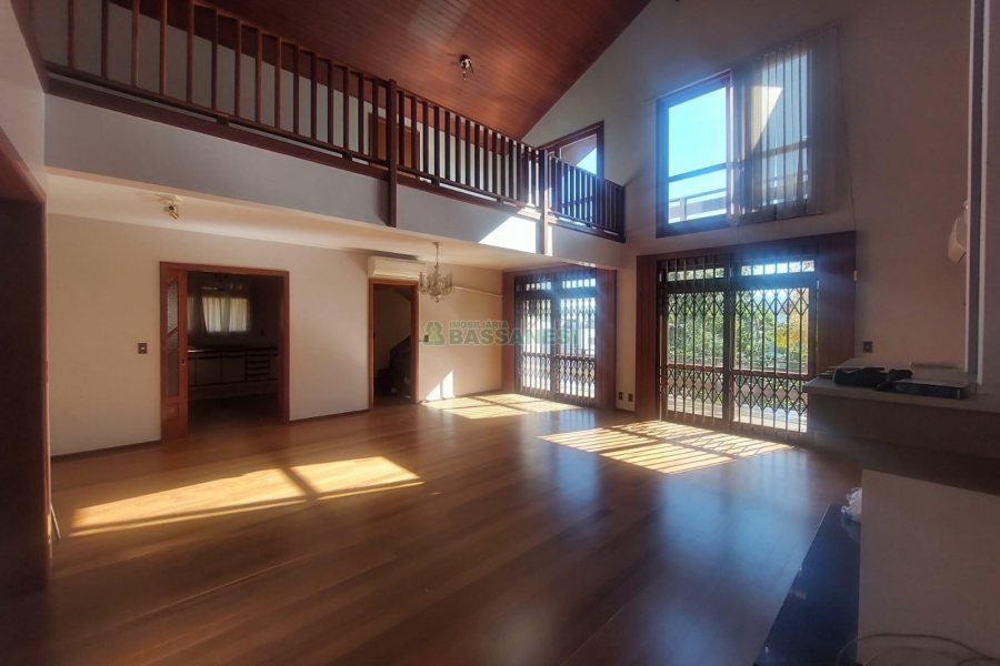 Casa Comercial com 270m², 3 dormitórios, 3 vagas, no bairro Santa Catarina em Caxias do Sul para Alugar