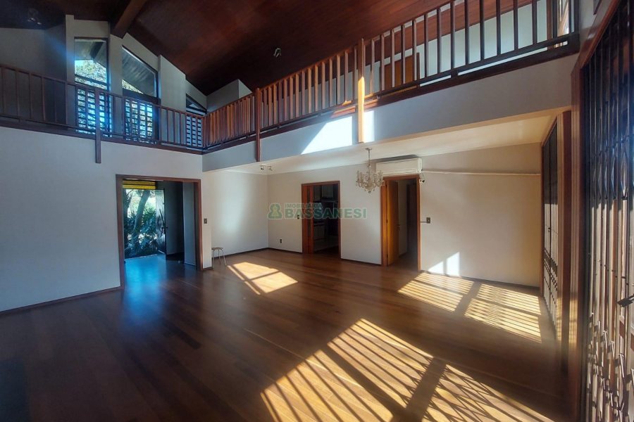 Casa Comercial com 270m², 3 dormitórios, 3 vagas, no bairro Santa Catarina em Caxias do Sul para Alugar
