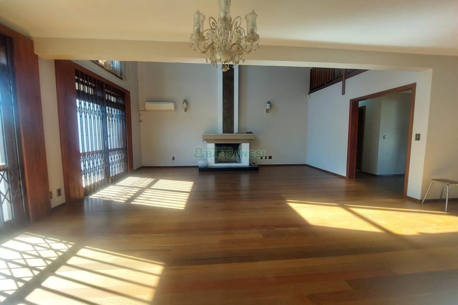 Casa Comercial com 270m², 3 dormitórios, 3 vagas, no bairro Santa Catarina em Caxias do Sul para Alugar