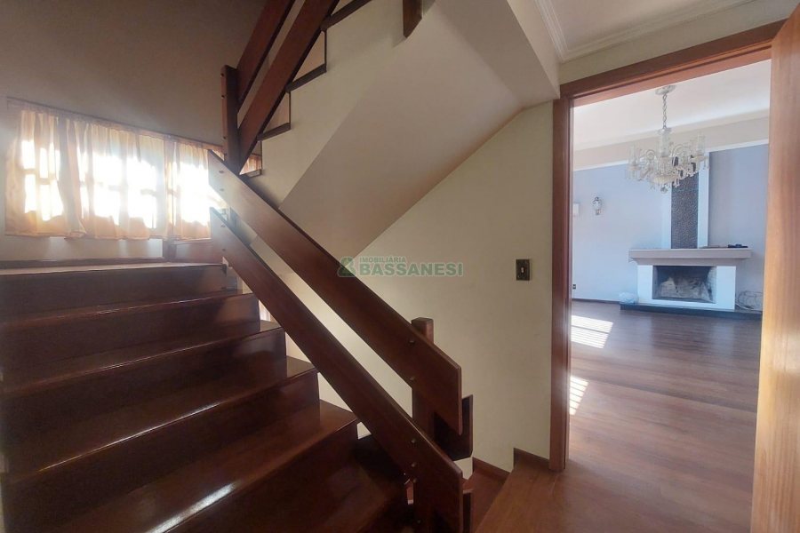 Casa Comercial com 270m², 3 dormitórios, 3 vagas, no bairro Santa Catarina em Caxias do Sul para Alugar