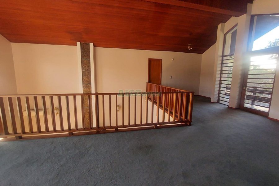 Casa Comercial com 270m², 3 dormitórios, 3 vagas, no bairro Santa Catarina em Caxias do Sul para Alugar