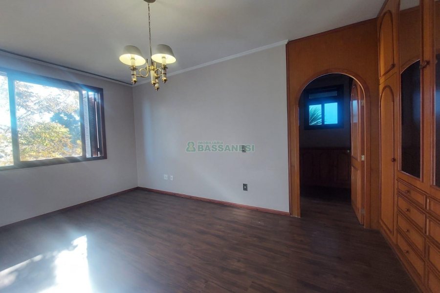 Casa Comercial com 270m², 3 dormitórios, 3 vagas, no bairro Santa Catarina em Caxias do Sul para Alugar
