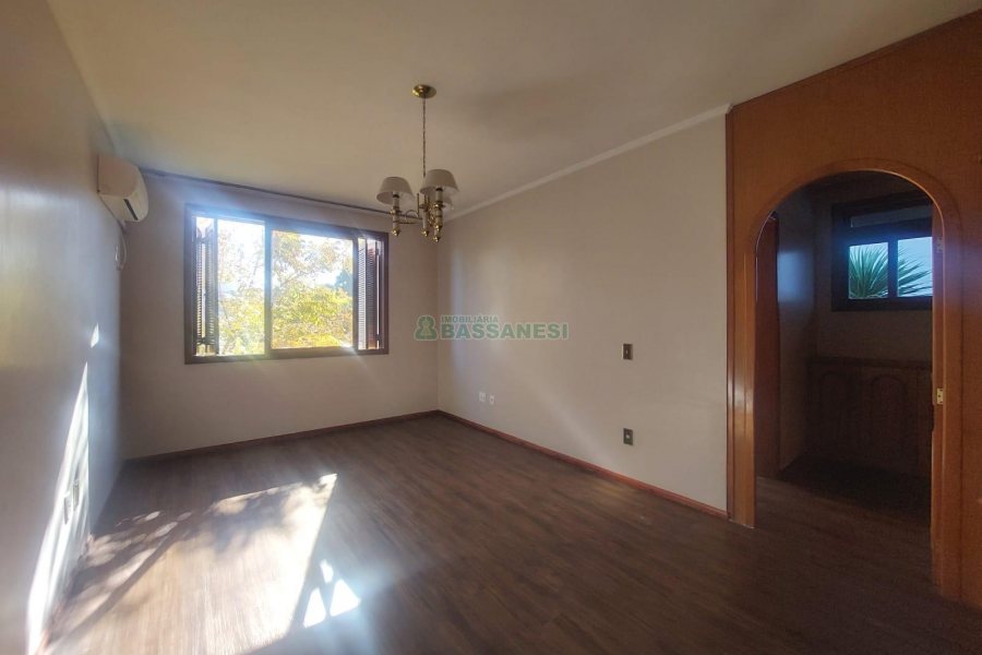 Casa Comercial com 270m², 3 dormitórios, 3 vagas, no bairro Santa Catarina em Caxias do Sul para Alugar