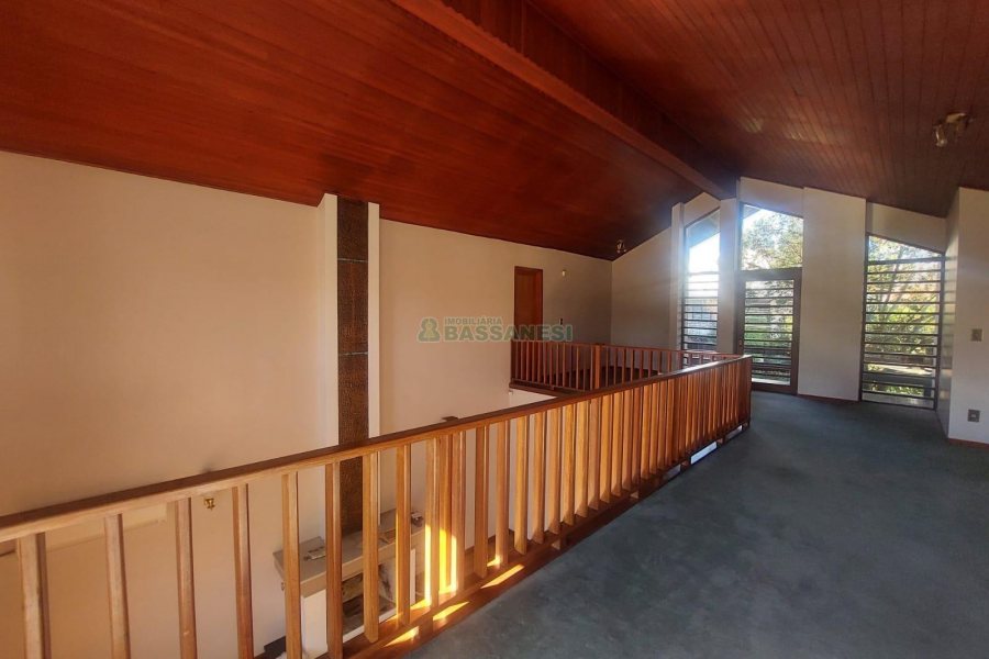 Casa Comercial com 270m², 3 dormitórios, 3 vagas, no bairro Santa Catarina em Caxias do Sul para Alugar