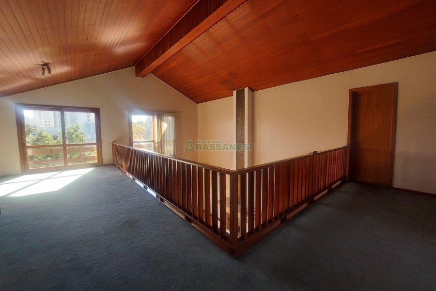 Casa Comercial com 270m², 3 dormitórios, 3 vagas, no bairro Santa Catarina em Caxias do Sul para Alugar