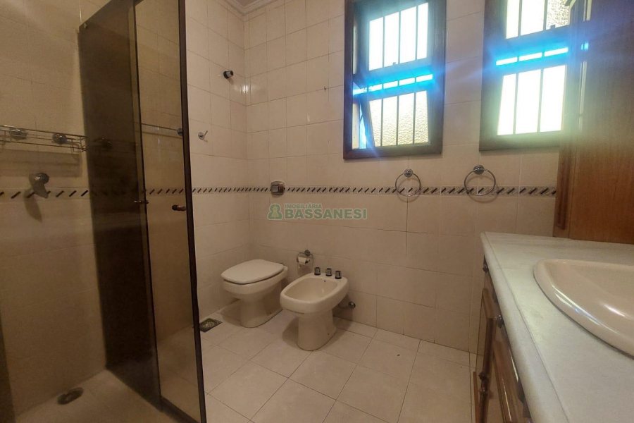 Casa Comercial com 270m², 3 dormitórios, 3 vagas, no bairro Santa Catarina em Caxias do Sul para Alugar