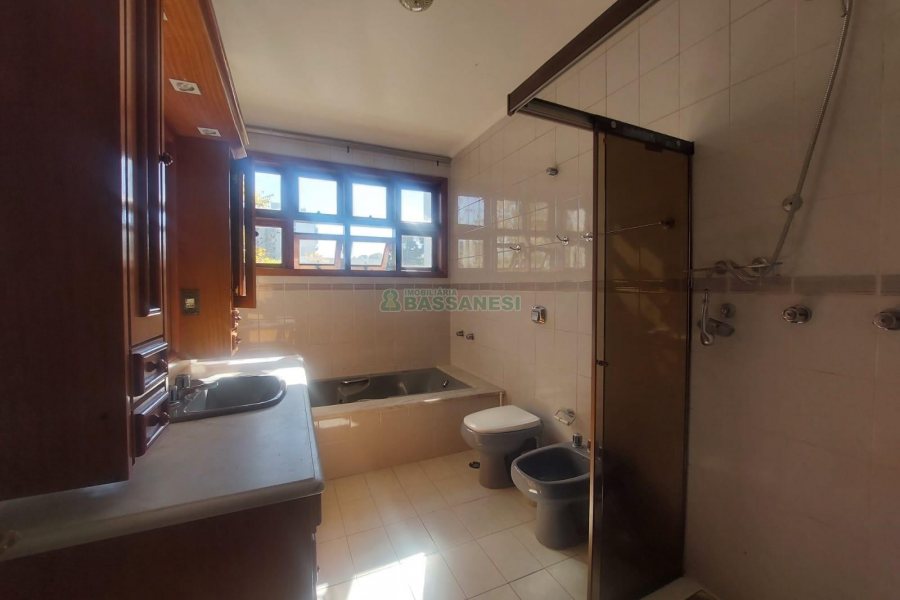 Casa Comercial com 270m², 3 dormitórios, 3 vagas, no bairro Santa Catarina em Caxias do Sul para Alugar