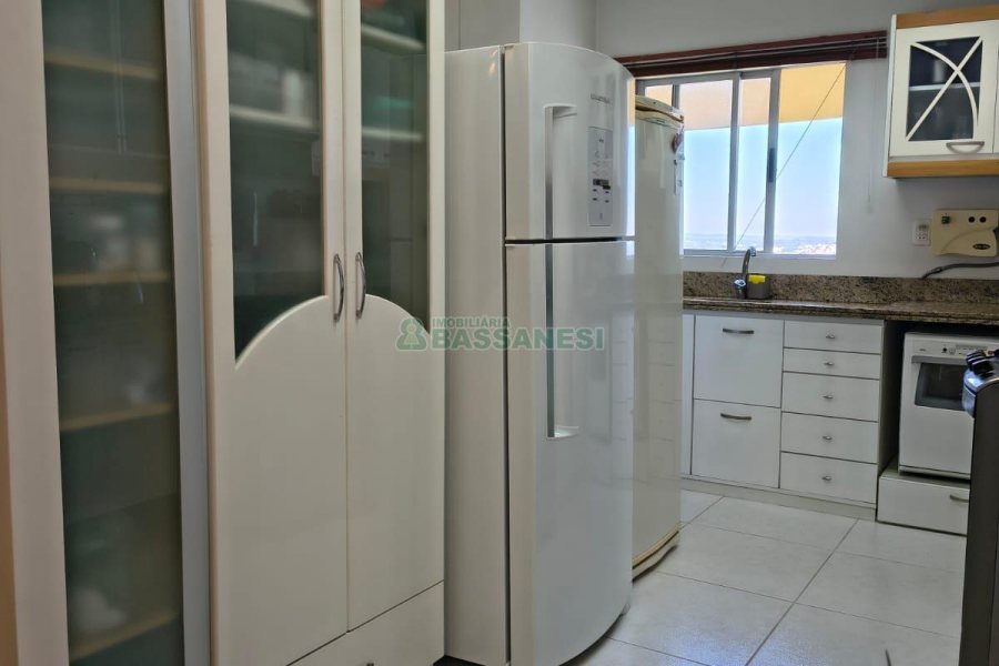 Apartamento com 94m², 3 dormitórios, 2 vagas, no bairro Rio Branco em Caxias do Sul para Comprar
