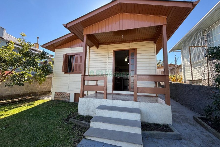 Casa com 82m², 2 dormitórios, 2 vagas, no bairro Rio Branco em Caxias do Sul para Alugar
