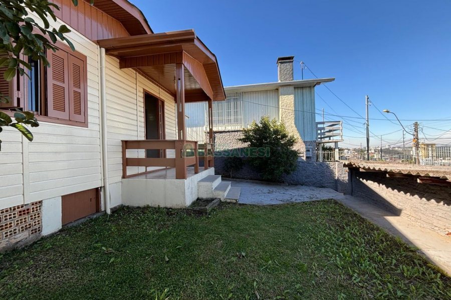 Casa com 82m², 2 dormitórios, 2 vagas, no bairro Rio Branco em Caxias do Sul para Alugar