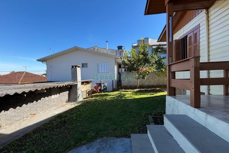 Casa com 82m², 2 dormitórios, 2 vagas, no bairro Rio Branco em Caxias do Sul para Alugar