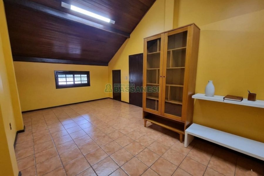 Casa com 366m², 5 dormitórios, 3 vagas, no bairro Desvio Rizzo em Caxias do Sul para Alugar