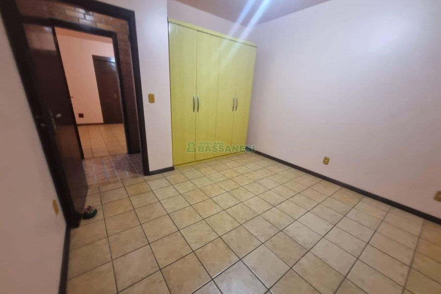 Casa com 366m², 5 dormitórios, 3 vagas, no bairro Desvio Rizzo em Caxias do Sul para Alugar