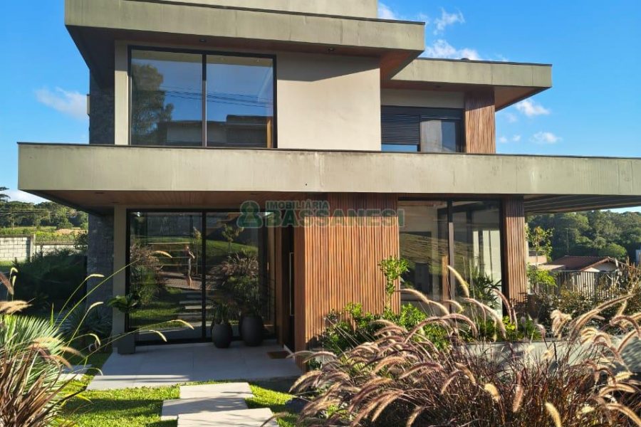 Casa com 426m², 3 dormitórios, 2 vagas, no bairro Nossa Senhora da Saúde em Caxias do Sul para Comprar