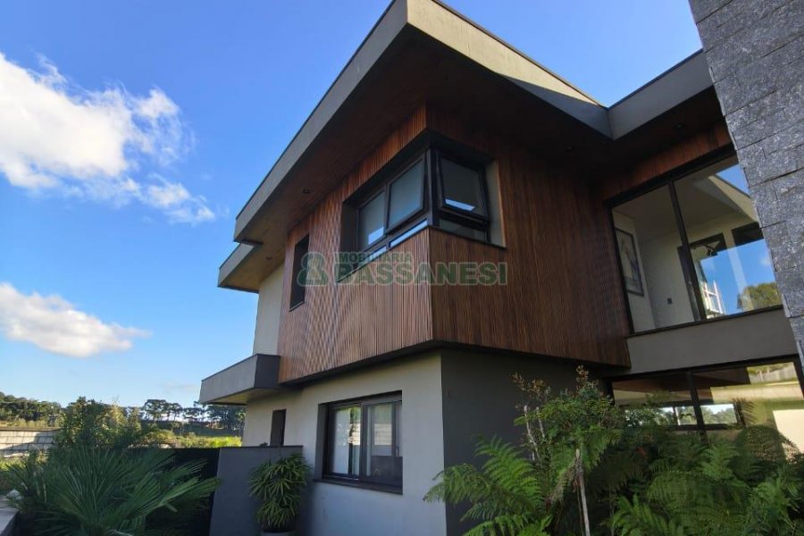 Casa com 426m², 3 dormitórios, 2 vagas, no bairro Nossa Senhora da Saúde em Caxias do Sul para Comprar