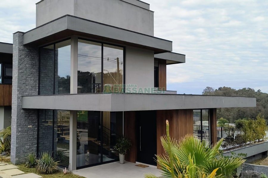 Casa com 426m², 3 dormitórios, 2 vagas, no bairro Nossa Senhora da Saúde em Caxias do Sul para Comprar