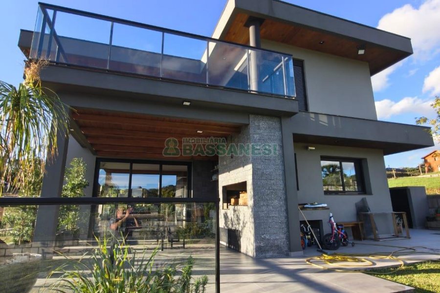 Casa com 426m², 3 dormitórios, 2 vagas, no bairro Nossa Senhora da Saúde em Caxias do Sul para Comprar
