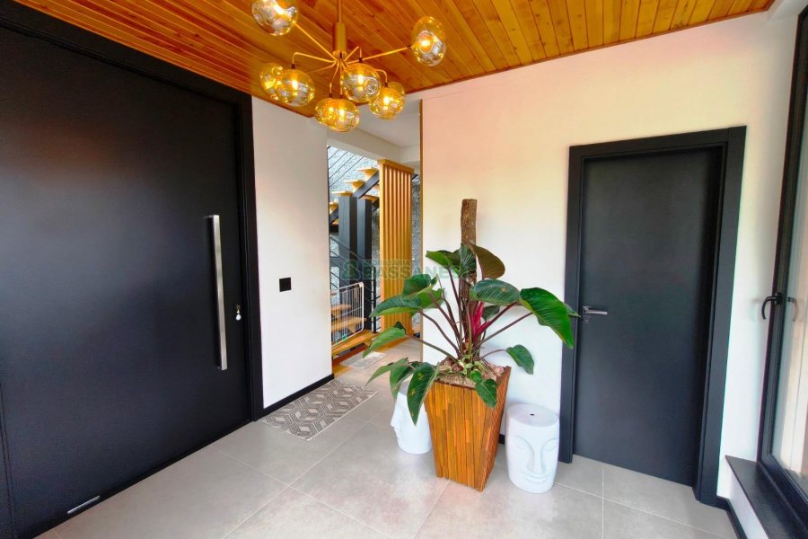 Casa com 426m², 3 dormitórios, 2 vagas, no bairro Nossa Senhora da Saúde em Caxias do Sul para Comprar
