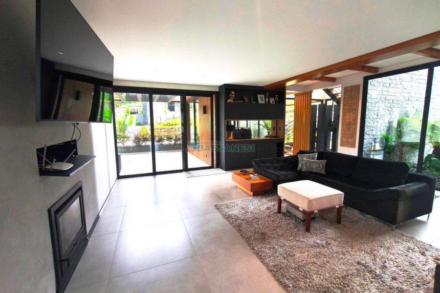 Casa com 426m², 3 dormitórios, 2 vagas, no bairro Nossa Senhora da Saúde em Caxias do Sul para Comprar