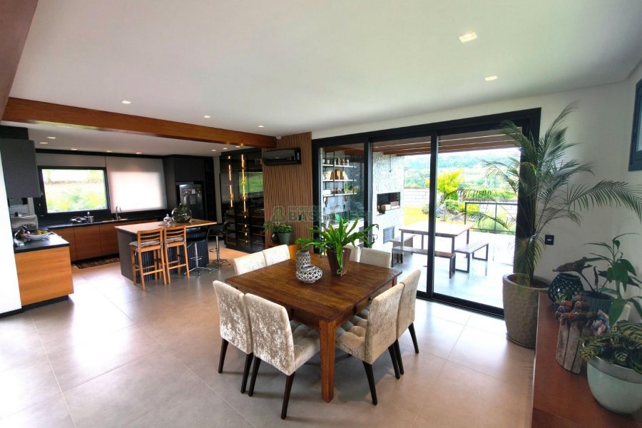 Casa com 426m², 3 dormitórios, 2 vagas, no bairro Nossa Senhora da Saúde em Caxias do Sul para Comprar