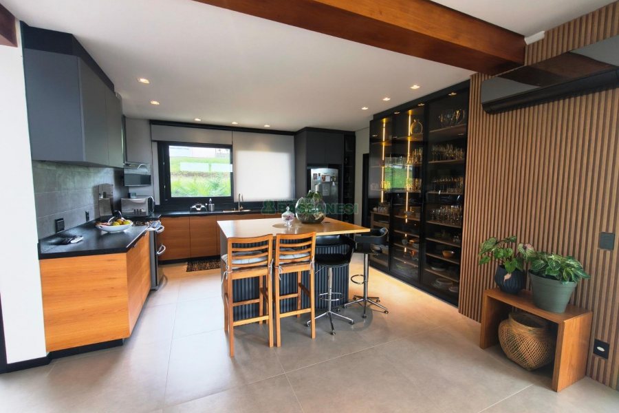 Casa com 426m², 3 dormitórios, 2 vagas, no bairro Nossa Senhora da Saúde em Caxias do Sul para Comprar