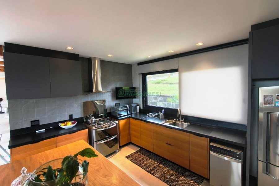 Casa com 426m², 3 dormitórios, 2 vagas, no bairro Nossa Senhora da Saúde em Caxias do Sul para Comprar