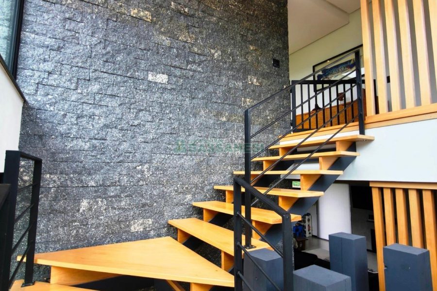 Casa com 426m², 3 dormitórios, 2 vagas, no bairro Nossa Senhora da Saúde em Caxias do Sul para Comprar