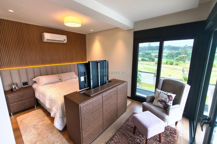 Casa com 426m², 3 dormitórios, 2 vagas, no bairro Nossa Senhora da Saúde em Caxias do Sul para Comprar