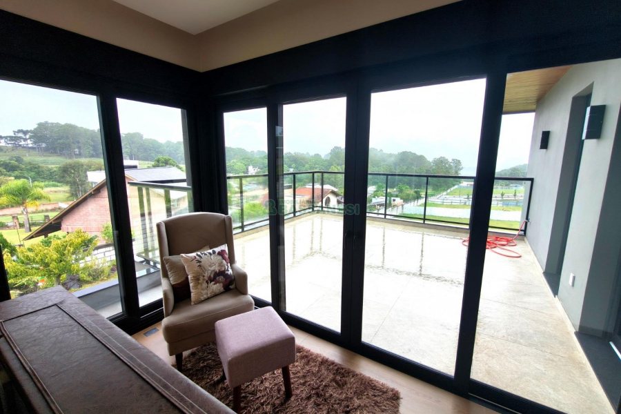 Casa com 426m², 3 dormitórios, 2 vagas, no bairro Nossa Senhora da Saúde em Caxias do Sul para Comprar