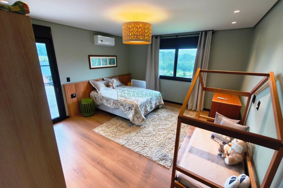 Casa com 426m², 3 dormitórios, 2 vagas, no bairro Nossa Senhora da Saúde em Caxias do Sul para Comprar