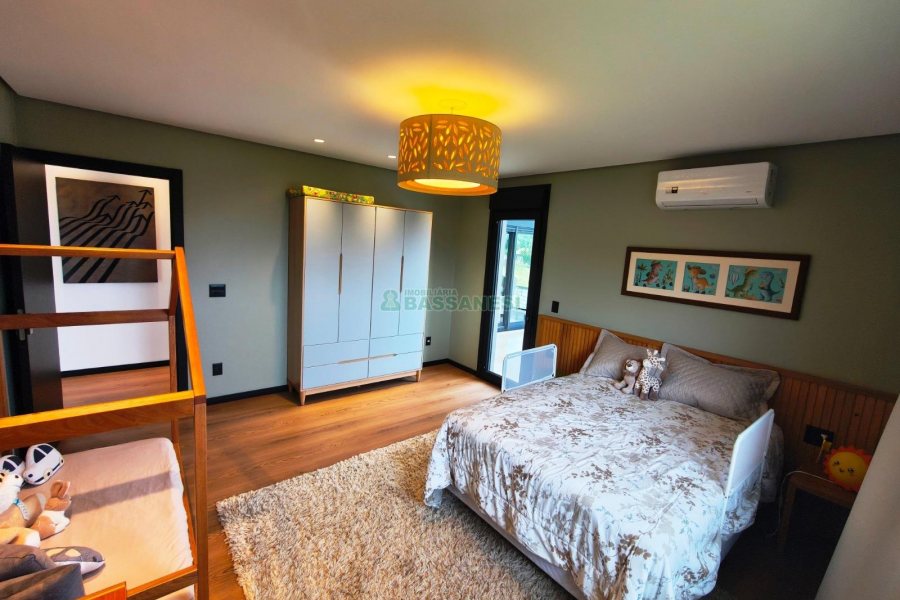 Casa com 426m², 3 dormitórios, 2 vagas, no bairro Nossa Senhora da Saúde em Caxias do Sul para Comprar