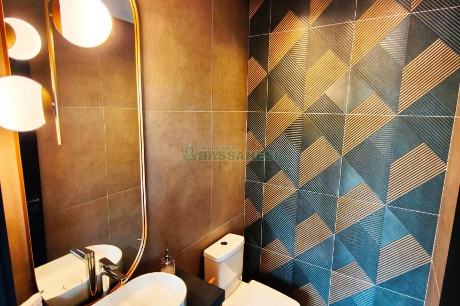 Casa com 426m², 3 dormitórios, 2 vagas, no bairro Nossa Senhora da Saúde em Caxias do Sul para Comprar