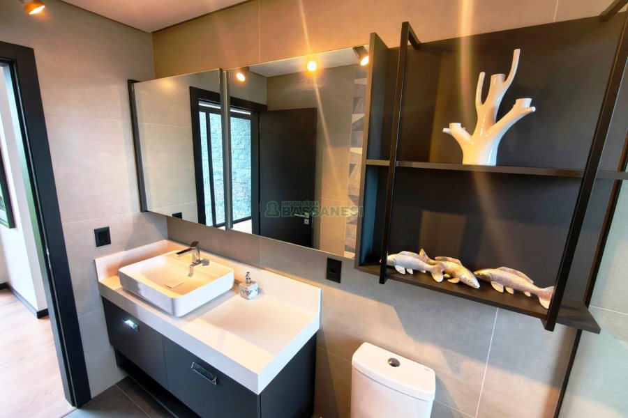 Casa com 426m², 3 dormitórios, 2 vagas, no bairro Nossa Senhora da Saúde em Caxias do Sul para Comprar