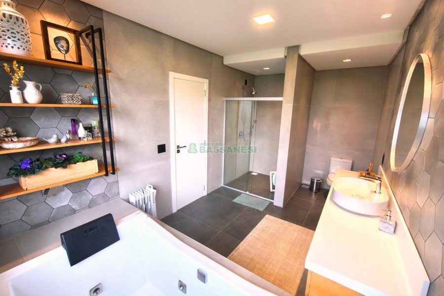 Casa com 426m², 3 dormitórios, 2 vagas, no bairro Nossa Senhora da Saúde em Caxias do Sul para Comprar